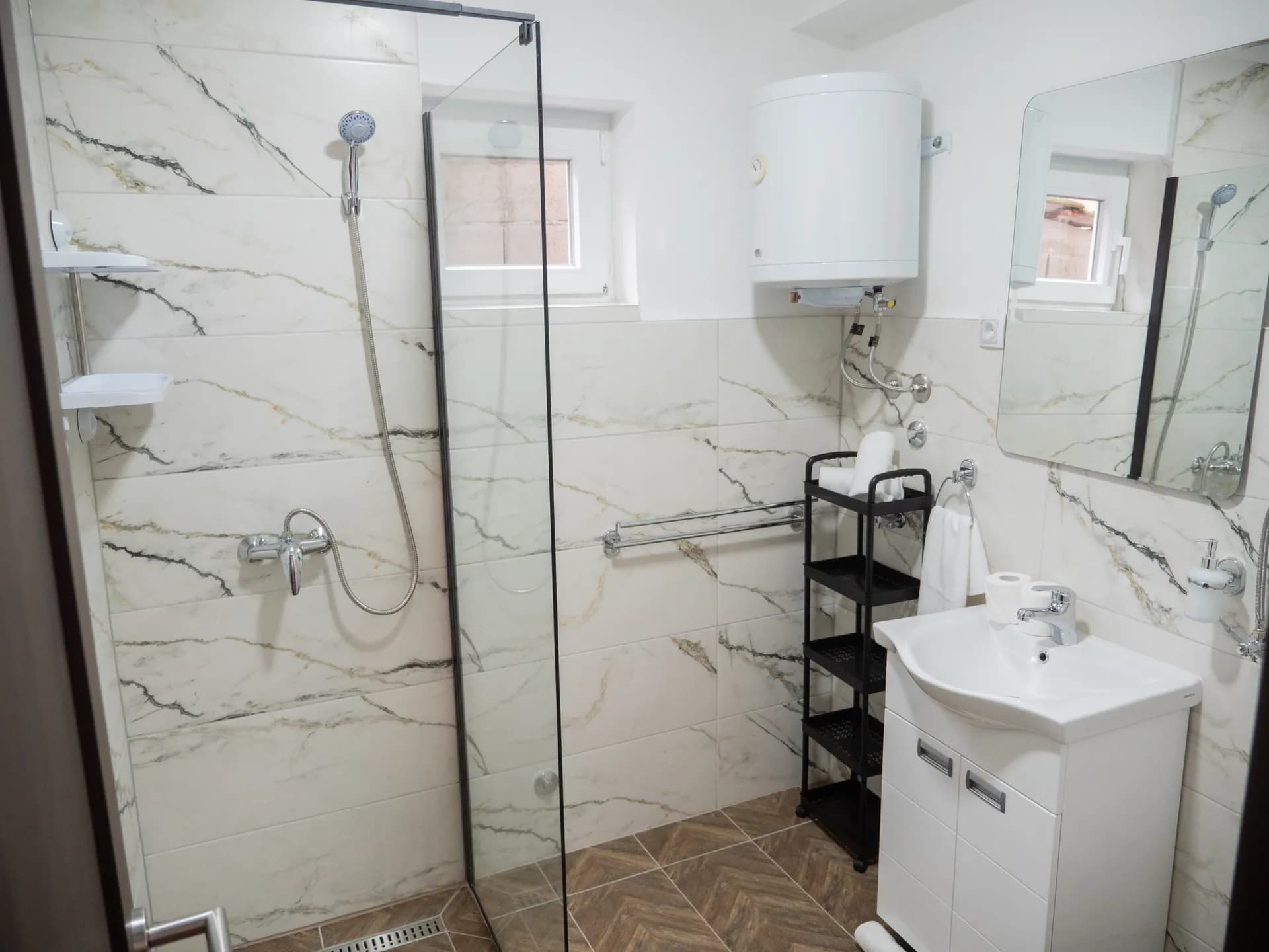 Apartman II — kupatilo sa tušem, lavaboom i bojlerom