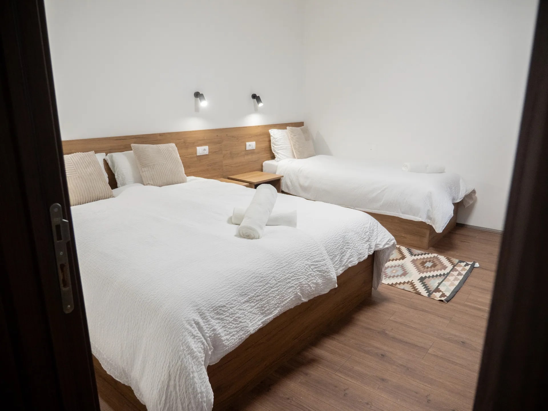 Apartman II — spavaća soba sa bračnim krevetom i jednim ležajem
